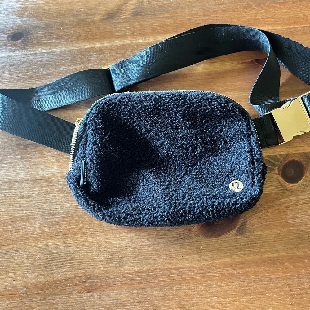 Lululemon Everywhere Black Sherpa Belt Bag